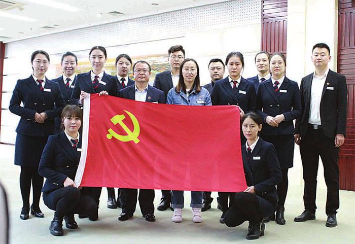 广州南动车运用所夜间检修动车迎春运